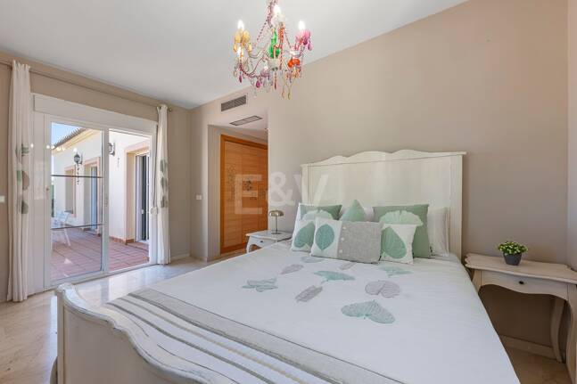 Villa familiale avec jardin et piscine dans le prestigieux Guadalmina Golf, proche des commodités