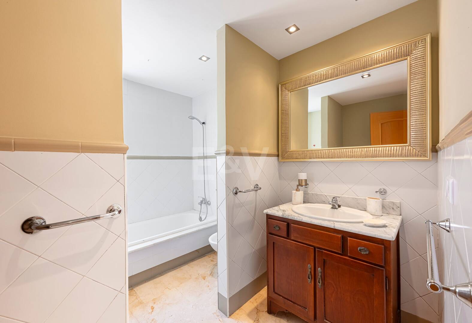 Familienvilla mit Garten und Pool im prestigeträchtigen Guadalmina Golf, nahe Annehmlichkeiten