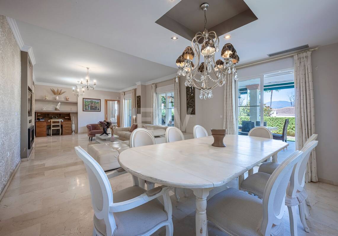 Villa familiale avec jardin et piscine dans le prestigieux Guadalmina Golf, proche des commodités