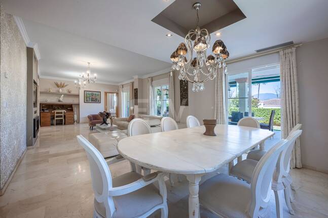 Villa familiale avec jardin et piscine dans le prestigieux Guadalmina Golf, proche des commodités