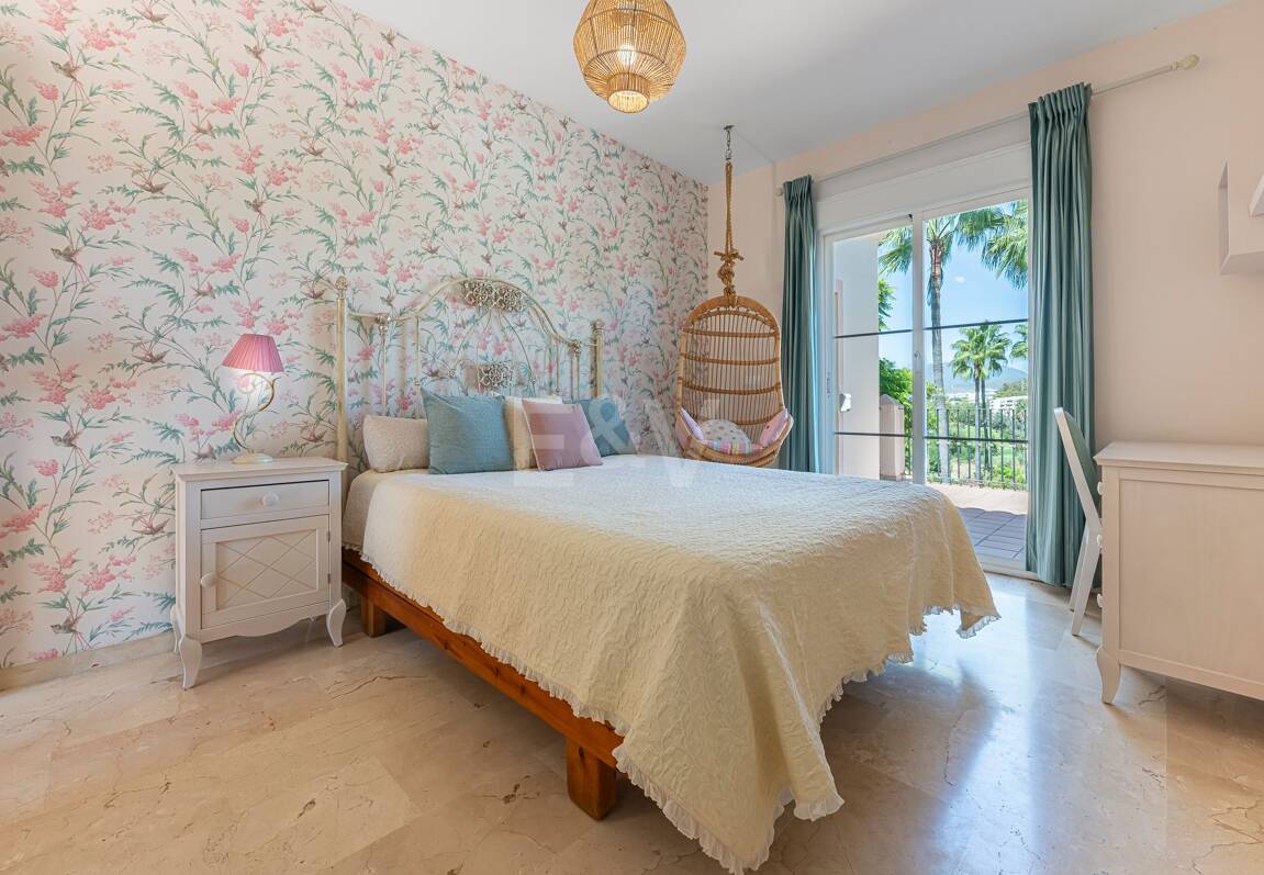 Villa familiale avec jardin et piscine dans le prestigieux Guadalmina Golf, proche des commodités
