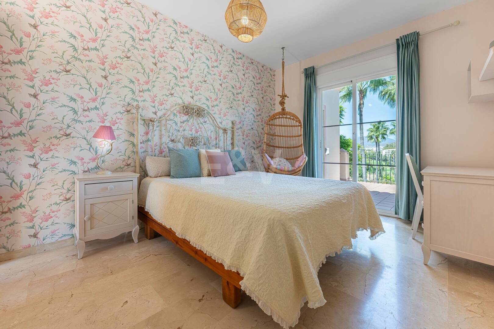 Familienvilla mit Garten und Pool im prestigeträchtigen Guadalmina Golf, nahe Annehmlichkeiten