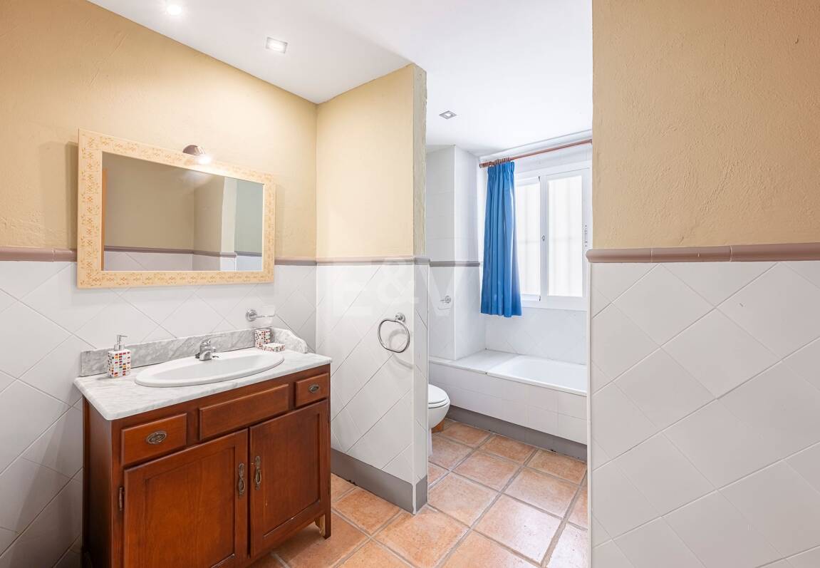 Villa familiale avec jardin et piscine dans le prestigieux Guadalmina Golf, proche des commodités