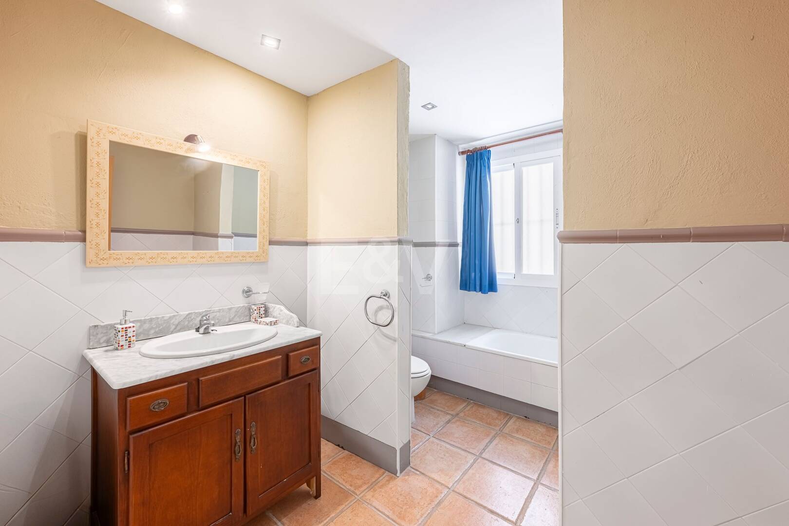 Familienvilla mit Garten und Pool im prestigeträchtigen Guadalmina Golf, nahe Annehmlichkeiten