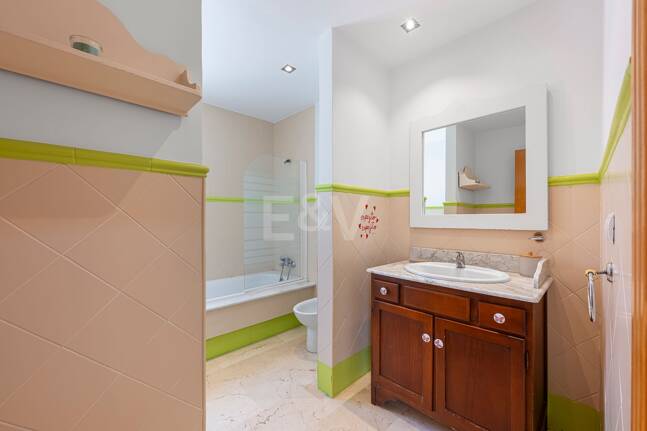 Villa familiale avec jardin et piscine dans le prestigieux Guadalmina Golf, proche des commodités