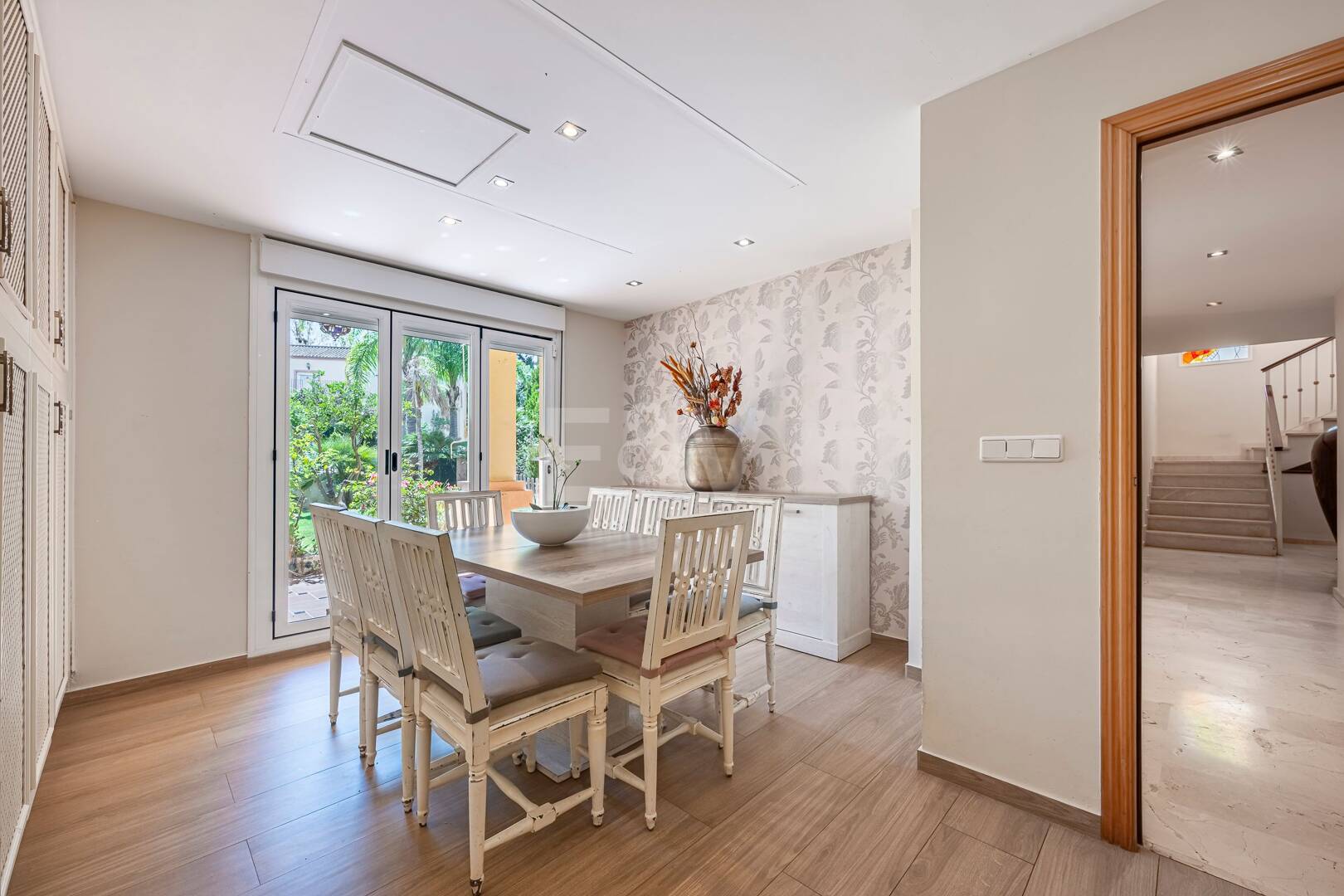 Familienvilla mit Garten und Pool im prestigeträchtigen Guadalmina Golf, nahe Annehmlichkeiten