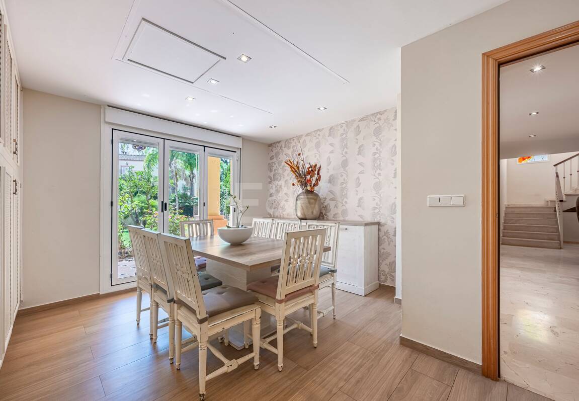 Villa familiale avec jardin et piscine dans le prestigieux Guadalmina Golf, proche des commodités