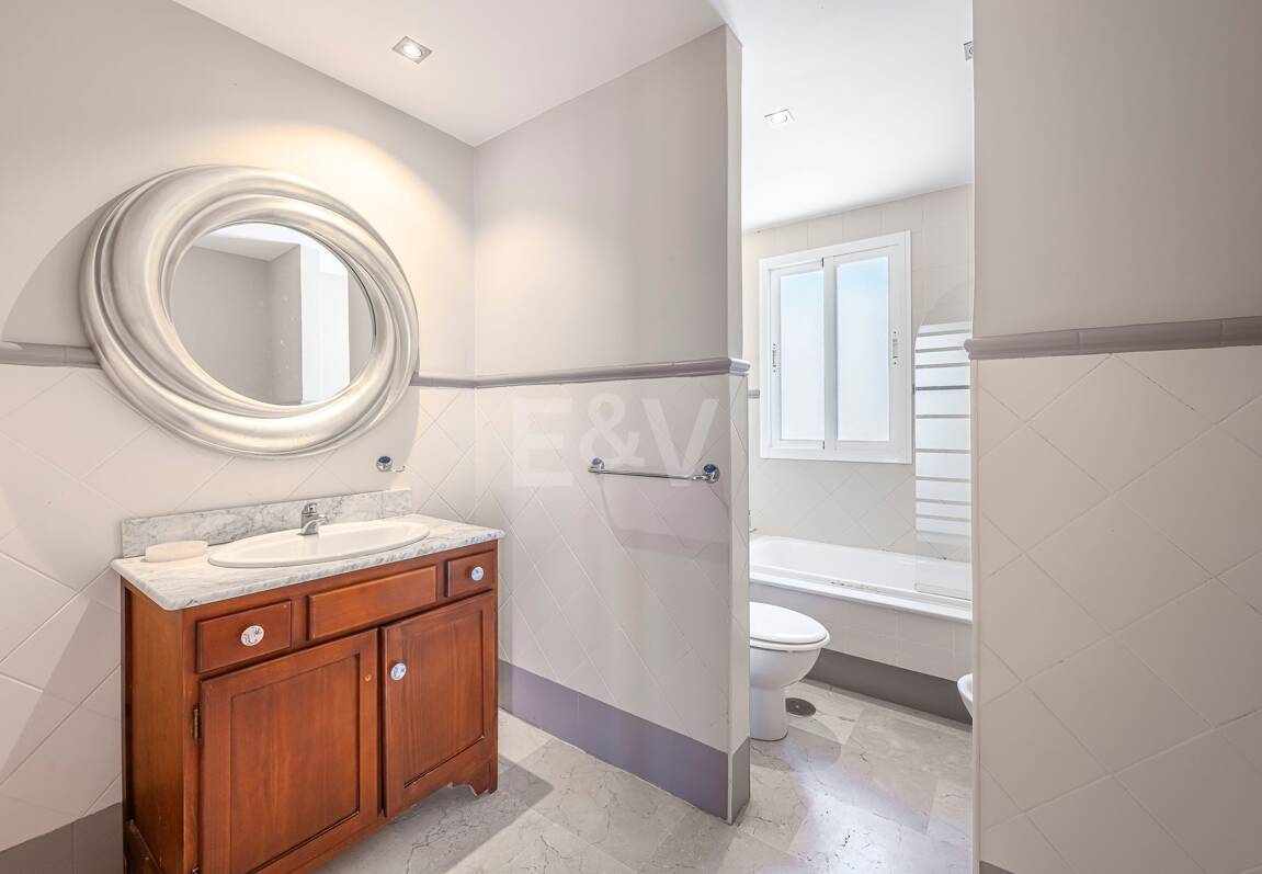 Villa familiale avec jardin et piscine dans le prestigieux Guadalmina Golf, proche des commodités