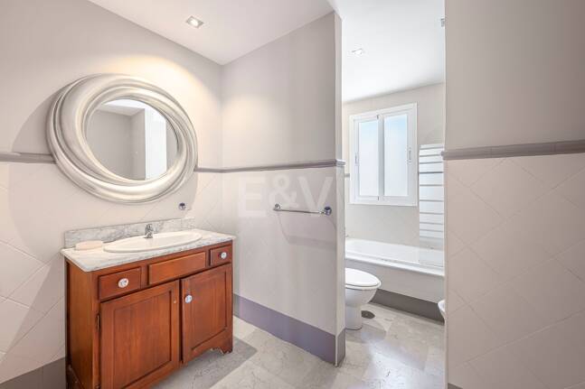 Villa familiale avec jardin et piscine dans le prestigieux Guadalmina Golf, proche des commodités