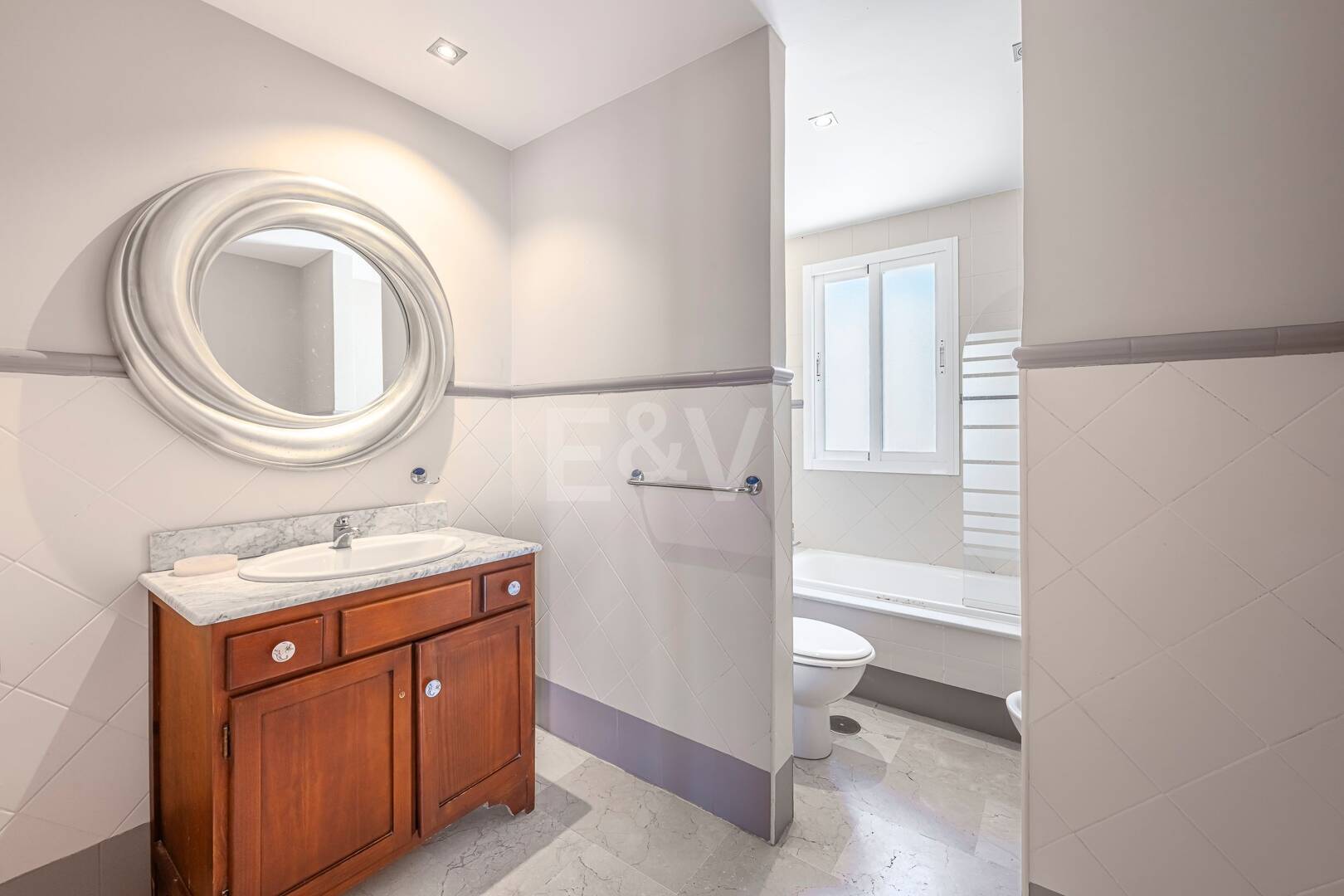 Villa familiale avec jardin et piscine dans le prestigieux Guadalmina Golf, proche des commodités