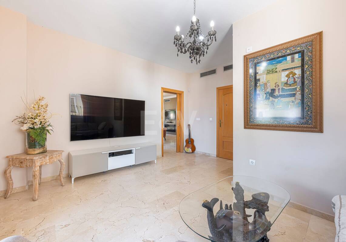 Villa familiale avec jardin et piscine dans le prestigieux Guadalmina Golf, proche des commodités