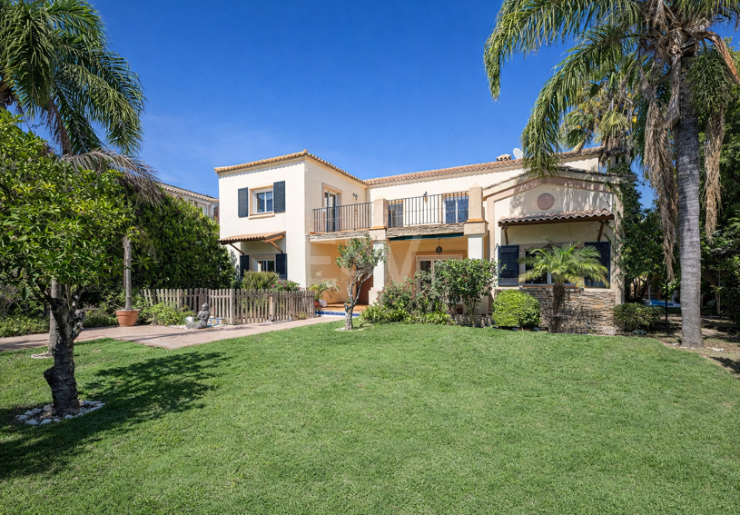 Villa familiale avec jardin et piscine dans le prestigieux Guadalmina Golf, proche des commodités