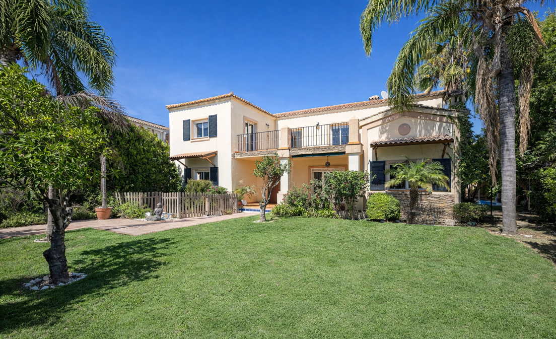 Villa familiar con jardín y piscina en el prestigioso Guadalmina Golf cerca de servicios