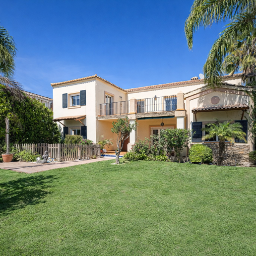 Villa familiale avec jardin et piscine dans le prestigieux Guadalmina Golf, proche des commodités