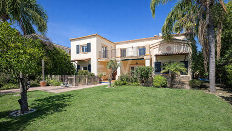 Familj Villa med trädgård och pool i prestigefyllda Guadalmina Golf nära bekvämligheter