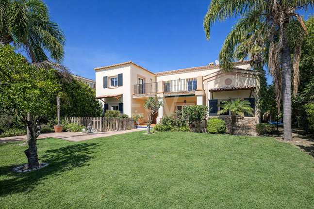 Villa familiale avec jardin et piscine dans le prestigieux Guadalmina Golf, proche des commodités
