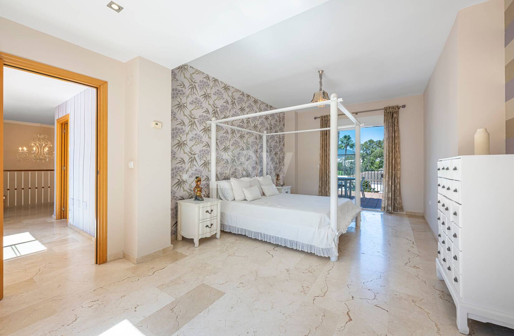 Villa familiale avec jardin et piscine dans le prestigieux Guadalmina Golf, proche des commodités