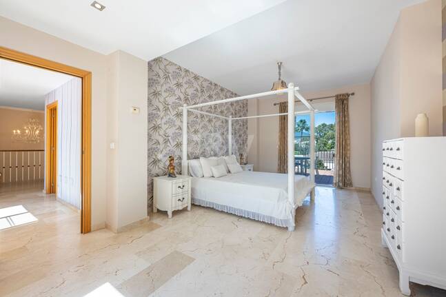 Villa familiale avec jardin et piscine dans le prestigieux Guadalmina Golf, proche des commodités