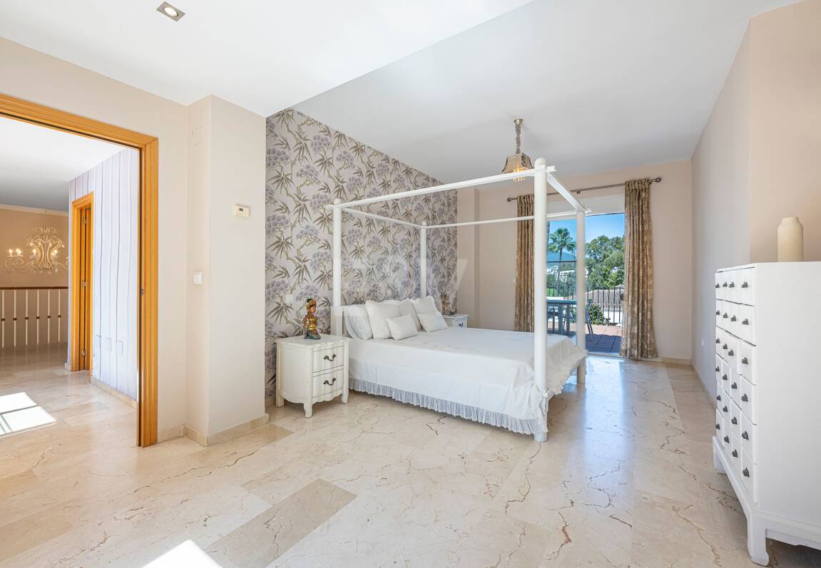 Villa familiale avec jardin et piscine dans le prestigieux Guadalmina Golf, proche des commodités