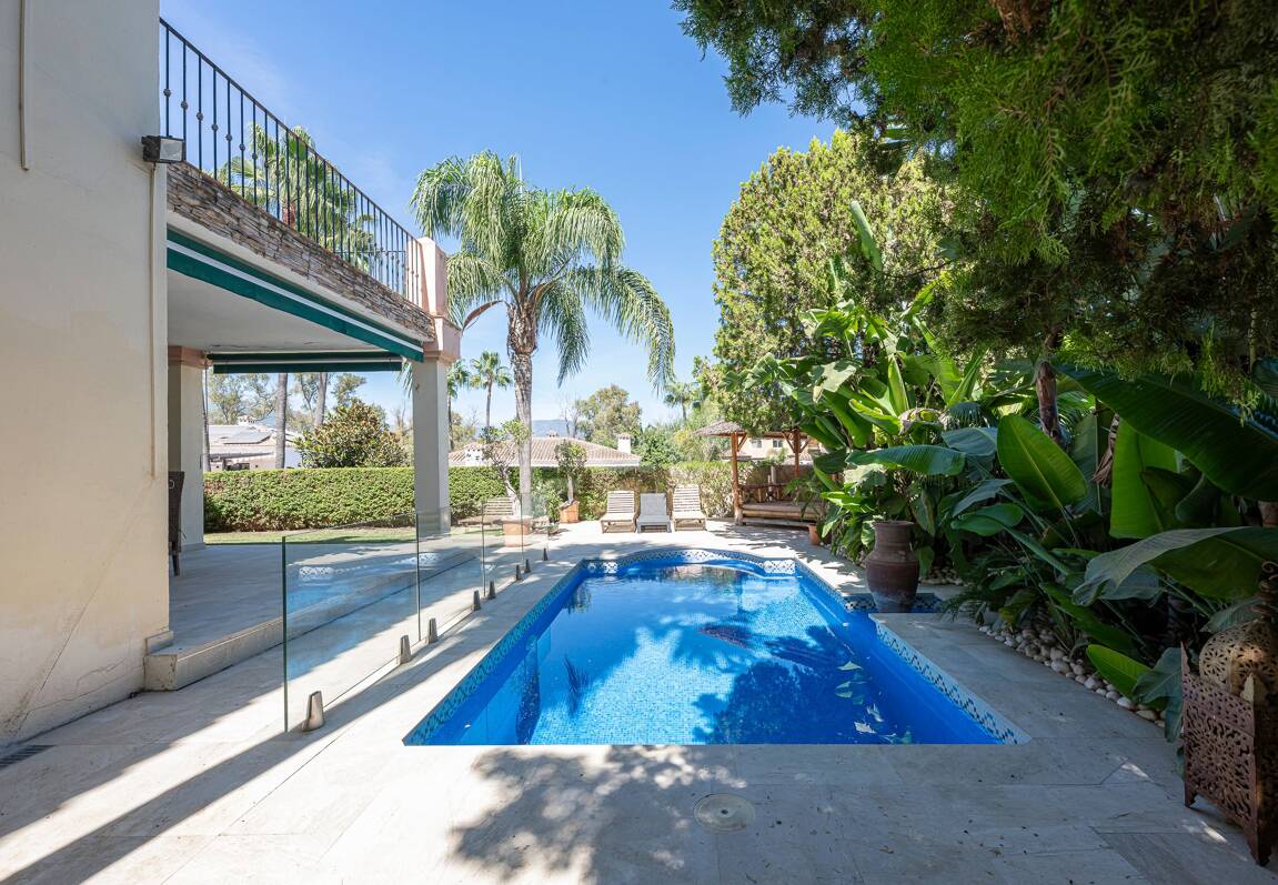 Villa familiale avec jardin et piscine dans le prestigieux Guadalmina Golf, proche des commodités