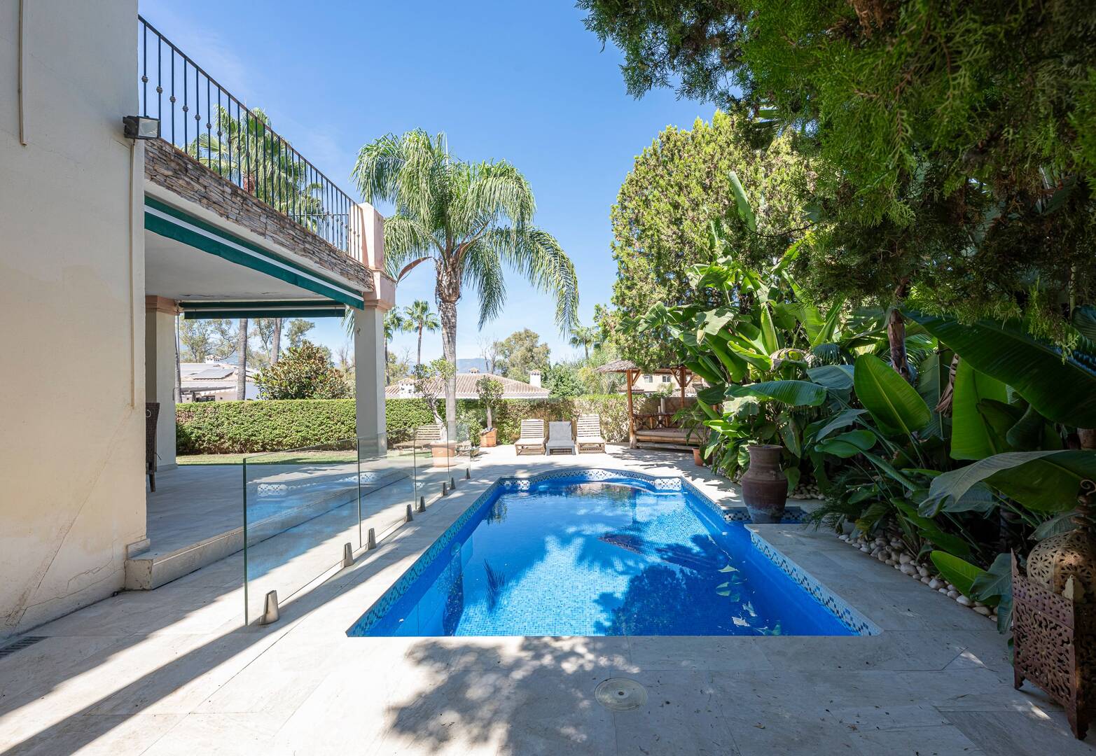 Familienvilla mit Garten und Pool im prestigeträchtigen Guadalmina Golf, nahe Annehmlichkeiten