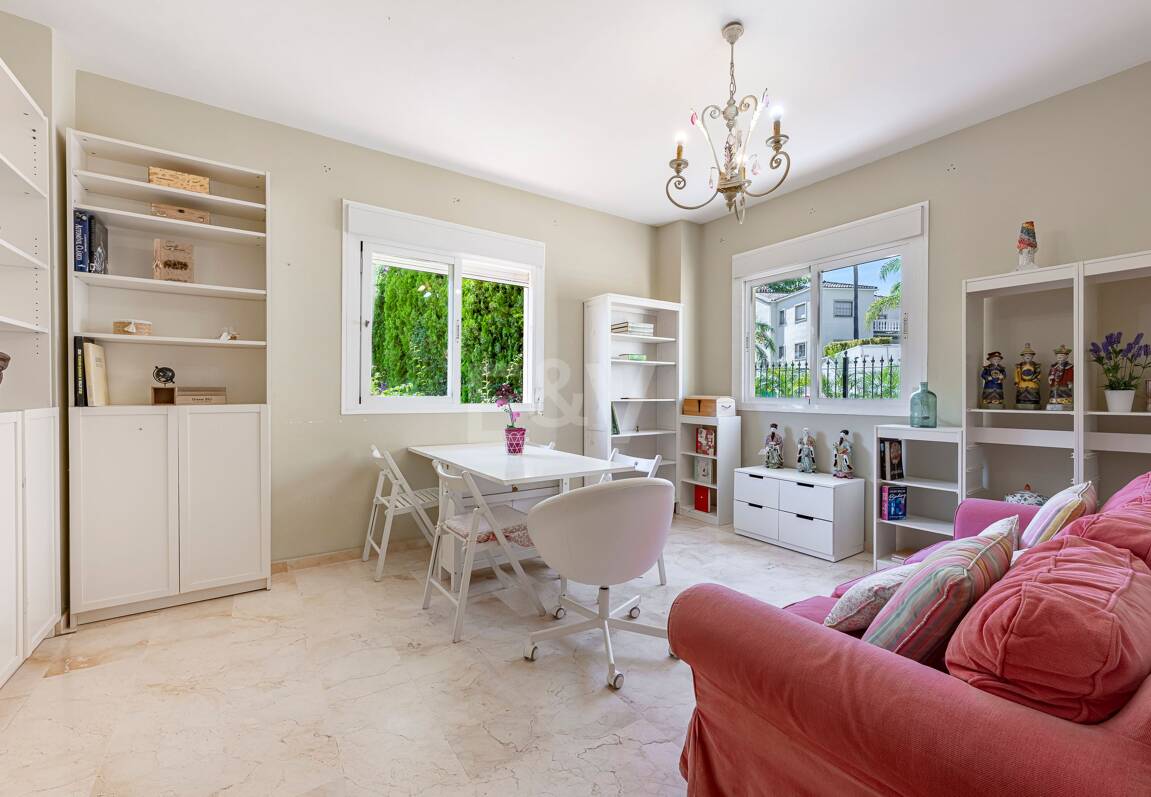 Villa familiale avec jardin et piscine dans le prestigieux Guadalmina Golf, proche des commodités