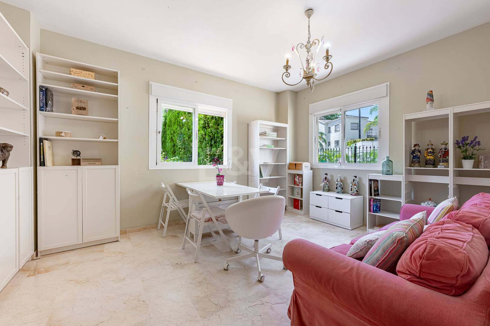 Villa familiale avec jardin et piscine dans le prestigieux Guadalmina Golf, proche des commodités