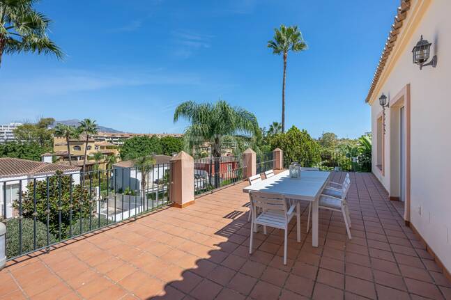 Villa familiale avec jardin et piscine dans le prestigieux Guadalmina Golf, proche des commodités