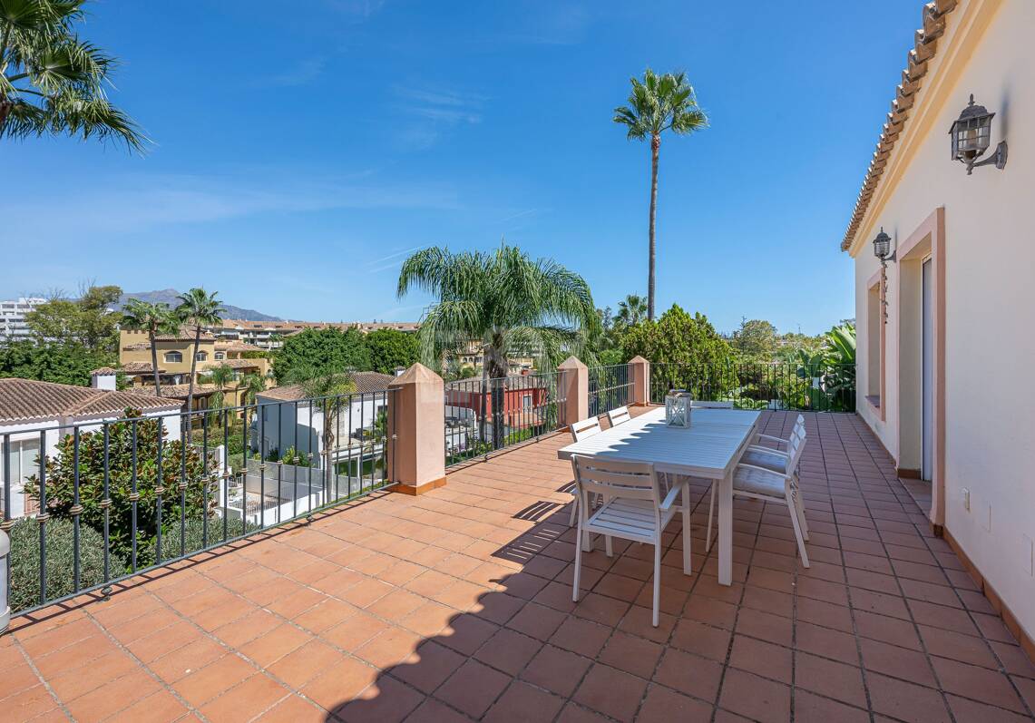 Villa familiale avec jardin et piscine dans le prestigieux Guadalmina Golf, proche des commodités