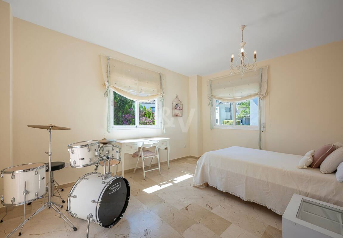 Villa familiale avec jardin et piscine dans le prestigieux Guadalmina Golf, proche des commodités