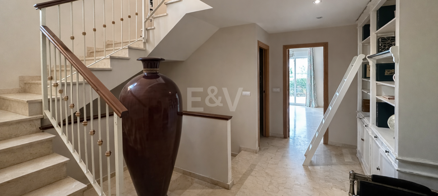 Family Villa with Garden and Pool in Prestigious Guadalmina Golf close to Amenities