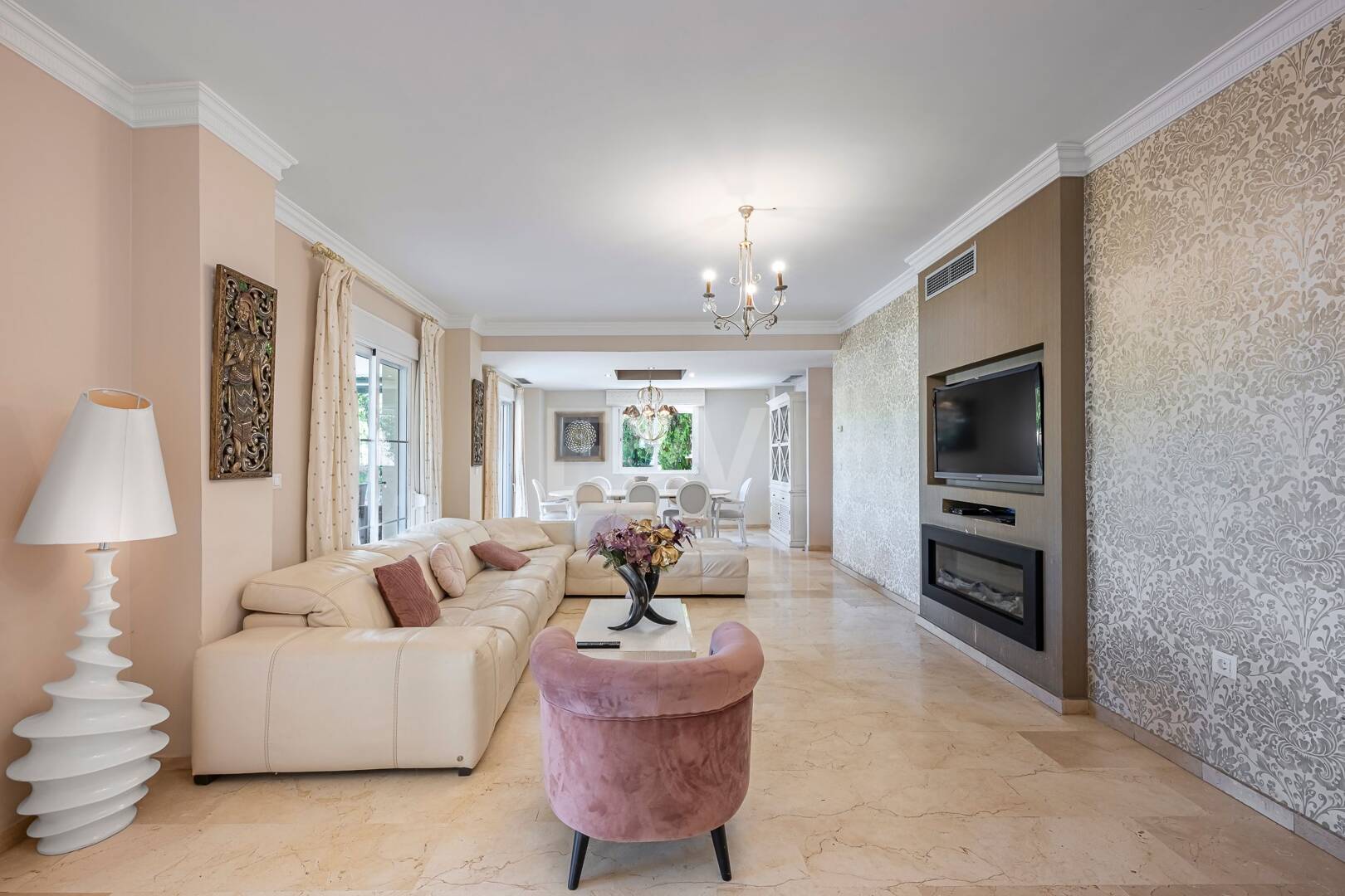 Villa familiale avec jardin et piscine dans le prestigieux Guadalmina Golf, proche des commodités