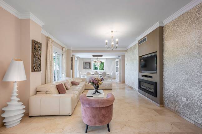 Villa familiale avec jardin et piscine dans le prestigieux Guadalmina Golf, proche des commodités