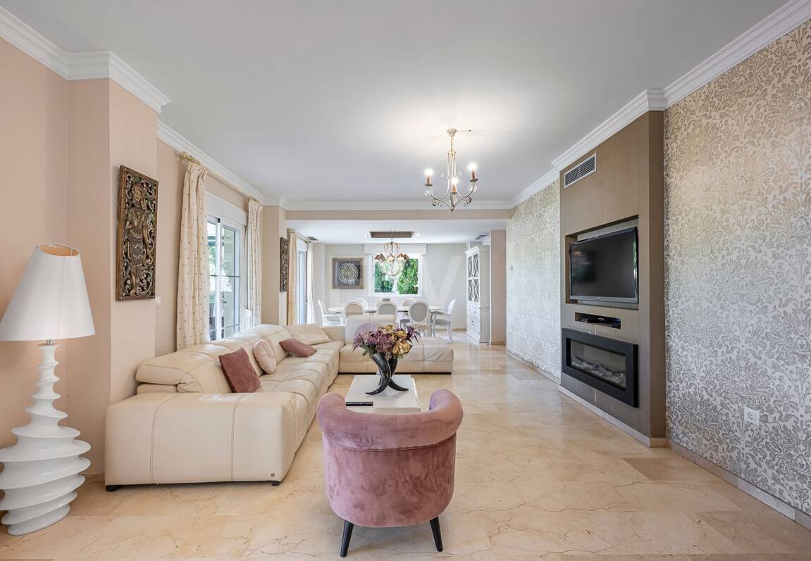 Villa familiale avec jardin et piscine dans le prestigieux Guadalmina Golf, proche des commodités