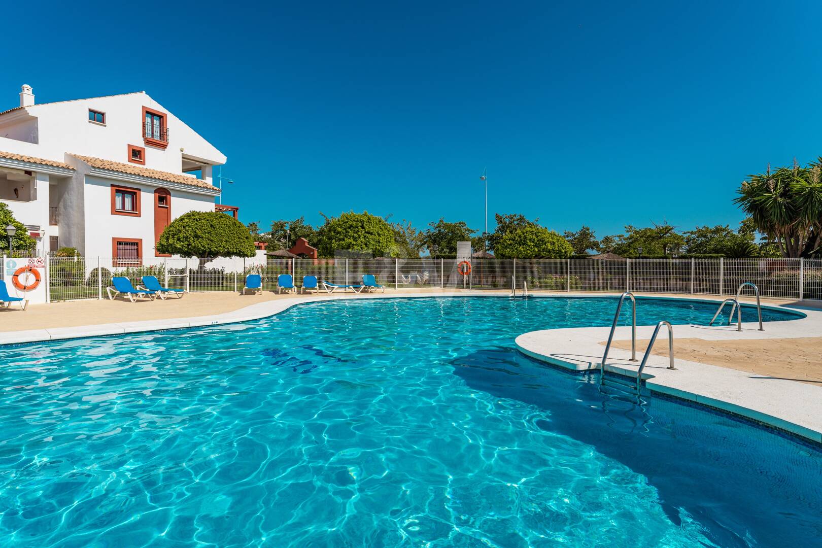 Nowoczesny Apartament Schody od plaży w Gated Community