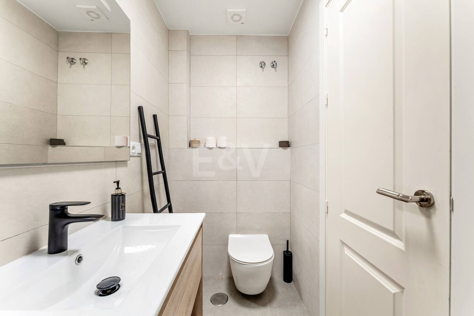 Nowoczesny Apartament Schody od plaży w Gated Community