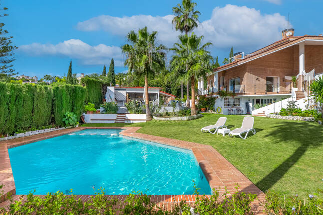 Boutique-Style Luxury Residence in El Paraíso Alto, Benahavís, Marbella for Long-term Rent – 8 Bedrooms, Exceptional Outdoor Living