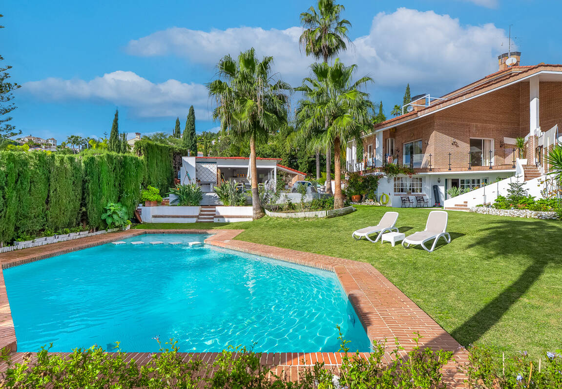 Boutique-Style Luxury Residence in El Paraíso Alto, Benahavís, Marbella for Long-term Rent – 8 Bedrooms, Exceptional Outdoor Living