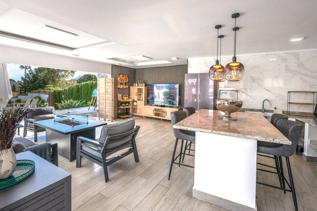 Boutique-Style Luxury Residence in El Paraíso Alto, Benahavís, Marbella for Long-term Rent – 8 Bedrooms, Exceptional Outdoor Living