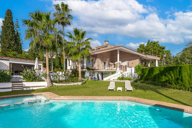 Boutique-Style Luxury Residence in El Paraíso Alto, Benahavís, Marbella for Long-term Rent – 8 Bedrooms, Exceptional Outdoor Living