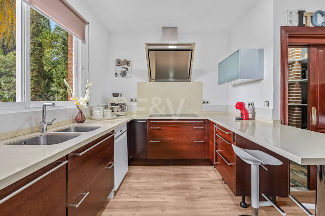 Boutique-Style Luxury Residence in El Paraíso Alto, Benahavís, Marbella for Long-term Rent – 8 Bedrooms, Exceptional Outdoor Living