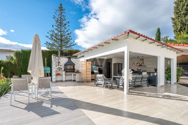 Boutique-Style Luxury Residence in El Paraíso Alto, Benahavís, Marbella for Long-term Rent – 8 Bedrooms, Exceptional Outdoor Living