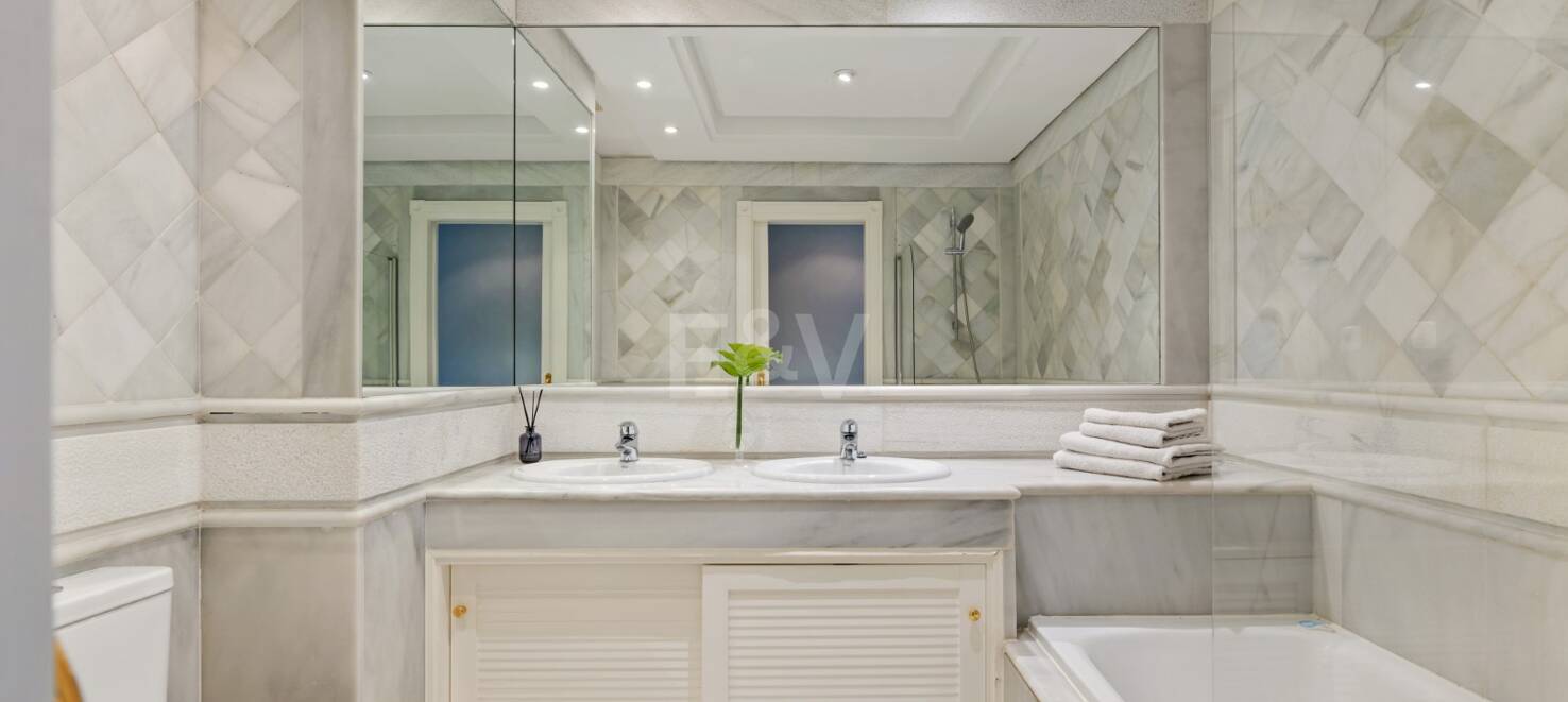 Apartamento frente al mar con acceso directo al paseo marítimo en complejo residencial premium