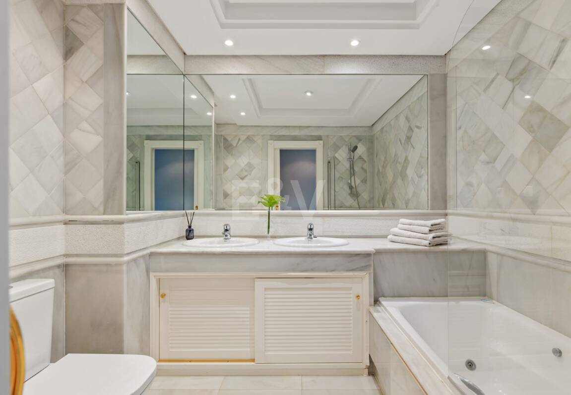 Apartamento frente al mar con acceso directo al paseo marítimo en complejo residencial premium