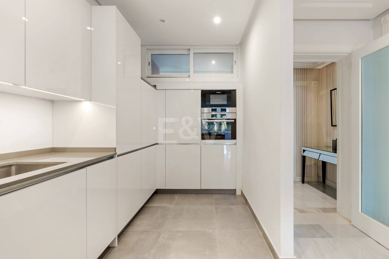 Appartement en front de mer avec accès direct promenade dans un complexe résidentiel Premium