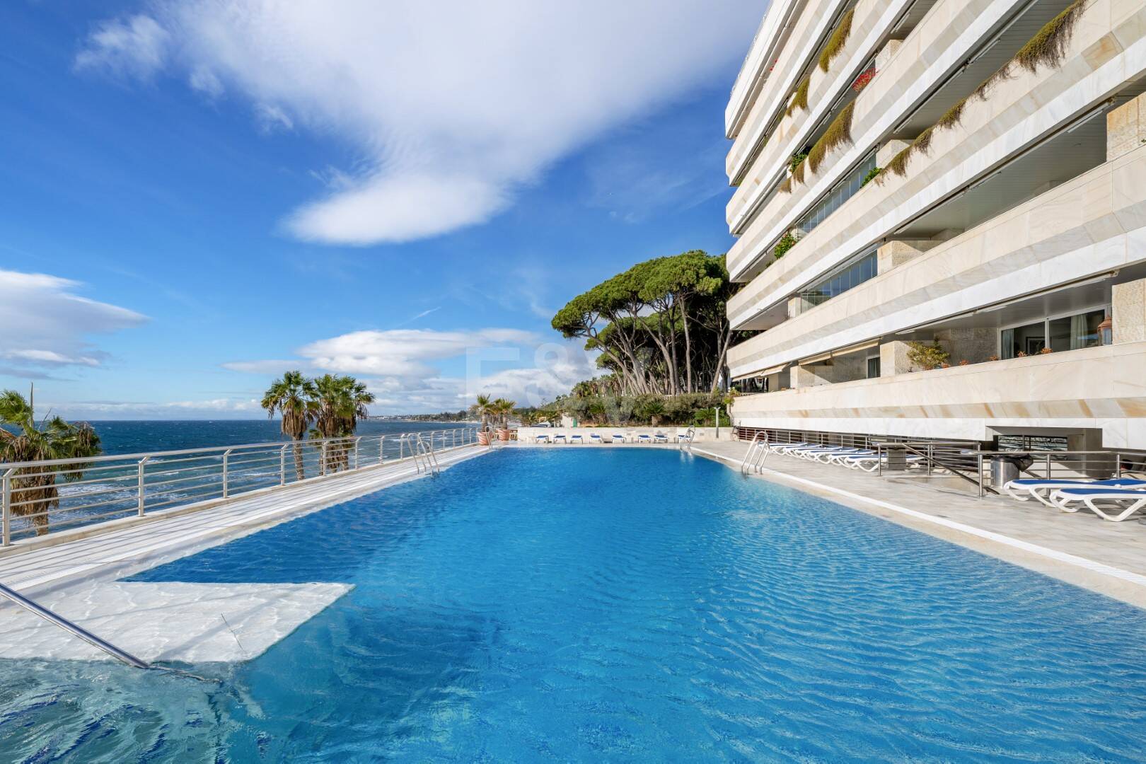 Appartement en front de mer avec accès direct promenade dans un complexe résidentiel Premium