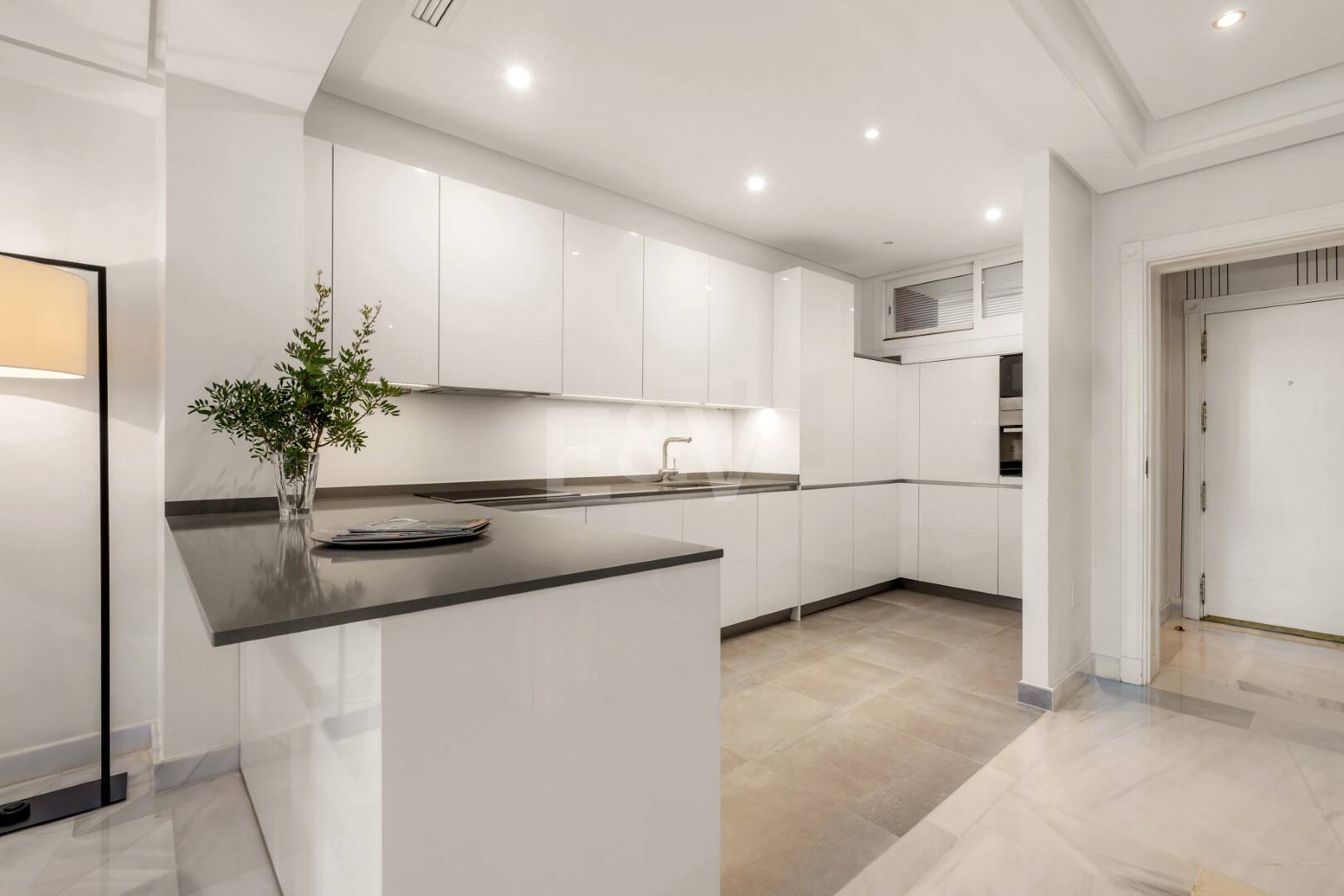 Apartamento frente al mar con acceso directo al paseo marítimo en complejo residencial premium