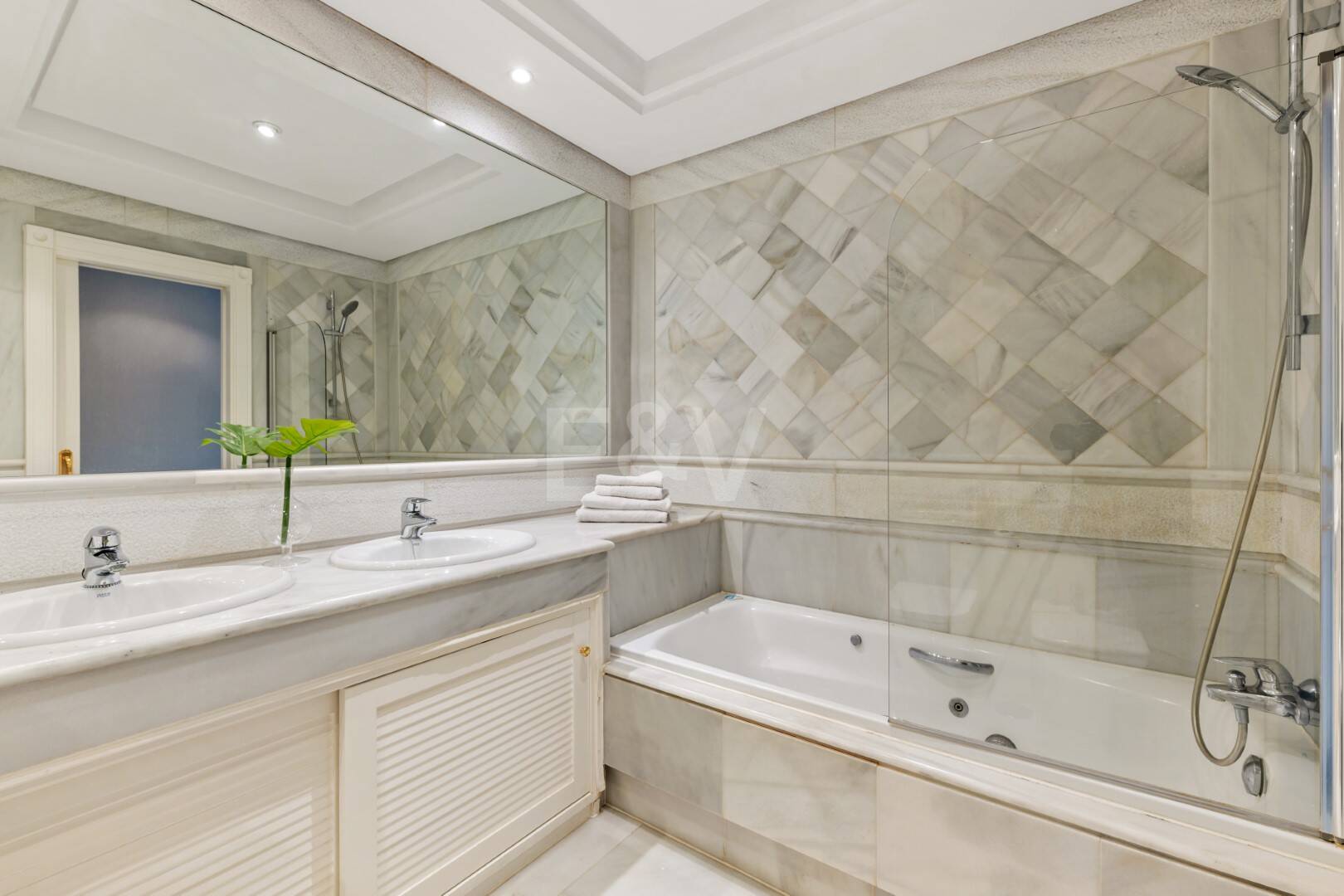 Appartement en front de mer avec accès direct promenade dans un complexe résidentiel Premium