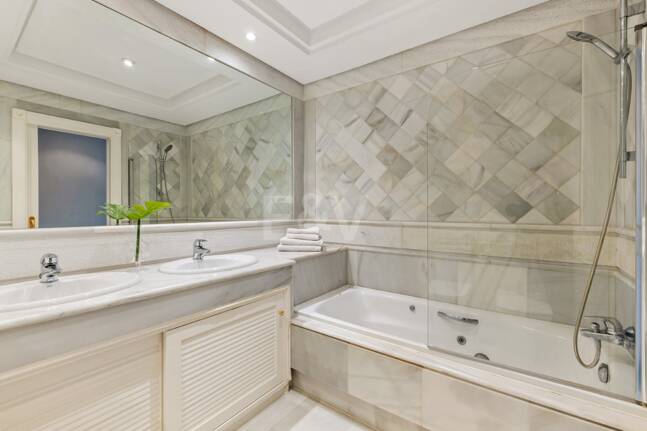 Apartamento frente al mar con acceso directo al paseo marítimo en complejo residencial premium