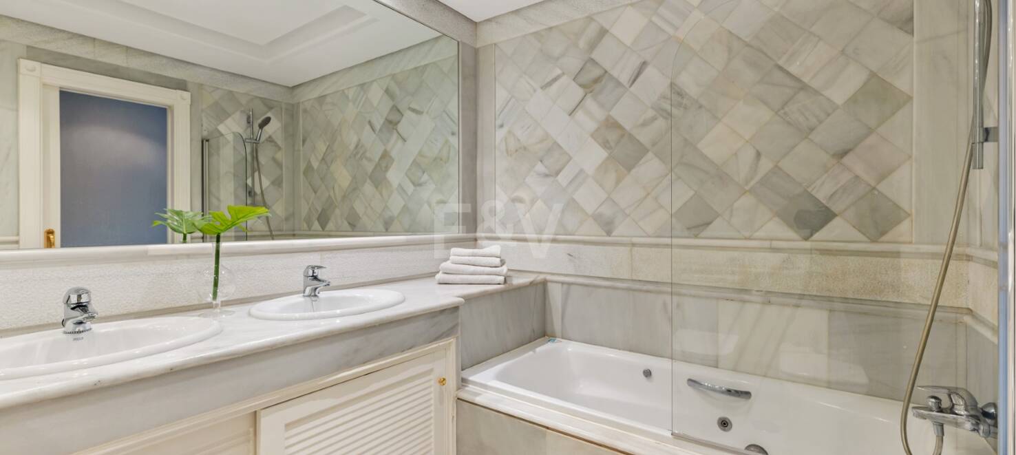 Apartamento frente al mar con acceso directo al paseo marítimo en complejo residencial premium